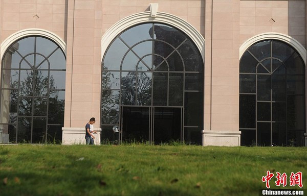 Bên ngoài của ngôi trường hoành tráng là bãi cỏ rộng và khuôn viên có nhiều cây xanh Bài viết: http://news.zing.vn/Truong-dai-hoc-sang-nhu-khach-san-5-sao-post359992.html#home_cate.tinmoi Nguồn Zing News 