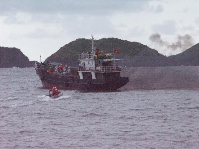 Tàu Vân Đình đang bị cháy giữa biển phát tín hiệu cấp cứu. Xuồng cứu nạn từ tàu SAR 411 được thả xuống tiếp cận tàu Vân Đình để cấp cứu những thuyền viên bị thương Tàu SAR 273 dùng hệ thống vòi rồng chữa cháy tàu Vân Đình Hai tàu SAR 411 và SAR 273 phối hợp cứu tàu Vân Đình Các thuyền viên bị trôi dạt Sau dập tắt đám cháy cứu tàu Vân Đình; thả xuồng cứu sinh xuống để cứu các thuyền viên Các cán bộ, chuyên viên của Trung tâm TKCN trên biển đang chỉ huy các phương án cứu hộ.