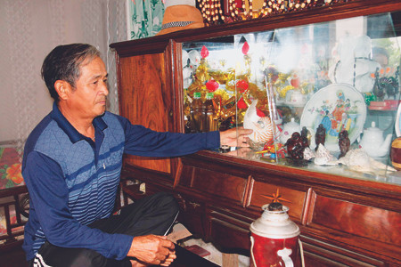 Ông Lê Văn Biền cất những con ốc biển Trường Sa trong tủ làm kỷ niệm	Ảnh: Trung Hiền