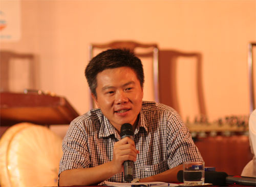 Giáo sư Ngô Bảo Châu trả lời câu hỏi của các thủ khoa. Ảnh: Xuân Tùng GS Ngô Bảo Châu trả lời câu hỏi của các thủ khoa