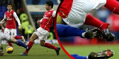 Pha phạm lỗi thô bạo của Martin Taylor khiến chân của Eduardo bị gãy. Đây là pha bóng xảy ra trong trận đấu giữa Arsenal và Birmingham vào ngày 23/2/2008