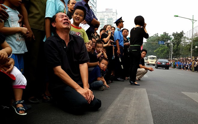 Đoàn xe đi qua nút giao thông Daewoo, nơi tiếng khóc ngất râm ran trong cả hàng chục nghìn người tiễn biệt. Ảnh: Zing News 