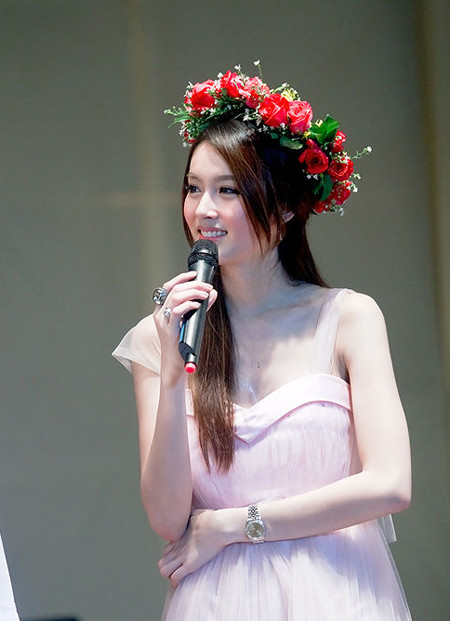 Vẻ hiền thục của Hoa hậu chuyển giới