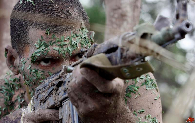 Một lính đặc nhiệm của Cuba đang ngụy trang sẵn sàng chiến đấu trong cuộc diễn tập quân sự hồi tháng 11-2009. Một lính đặc nhiệm của Cuba đang ngụy trang sẵn sàng chiến đấu trong cuộc diễn tập quân sự hồi tháng 11-2009