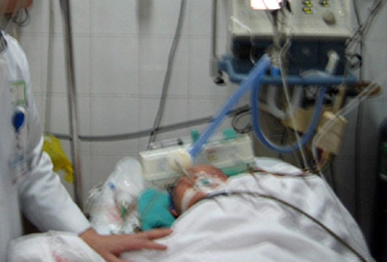  Cháu Hoàng Bình vẫn đang phải thở bằng máy, trong sự giám sát chặt chẽ của bác sĩ. Ảnh: An ninh Thủ đô