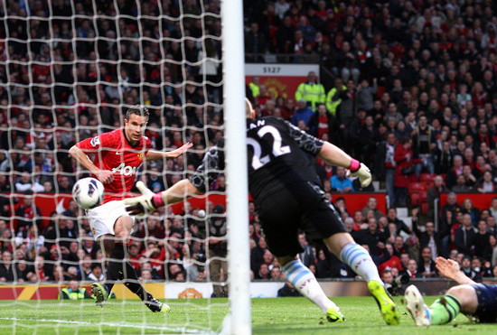 Bàn mở tỷ số của van Persie