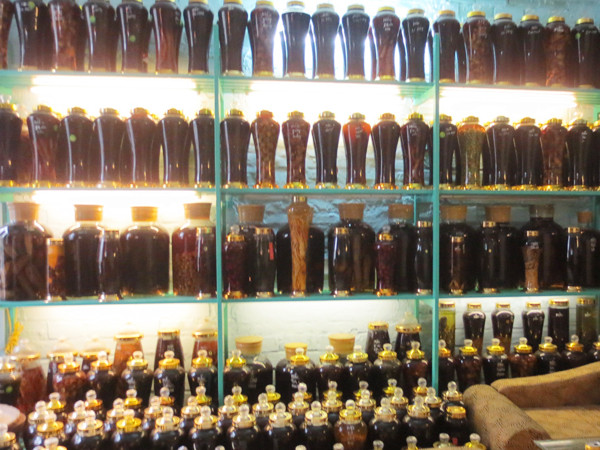Hàng chục chai rượu ngâm được phát hiện trong cửa hàng không có giấy tờ chứng minh chất lượng