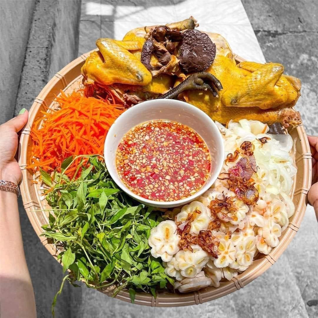 Một set gỏi gà măng cụt có giá từ 580.000 - 680.000 đồng (Ảnh: Tuyet Tran). Một set gỏi gà măng cụt có giá từ 580.000 - 680.000 đồng (Ảnh: Tuyet Tran).