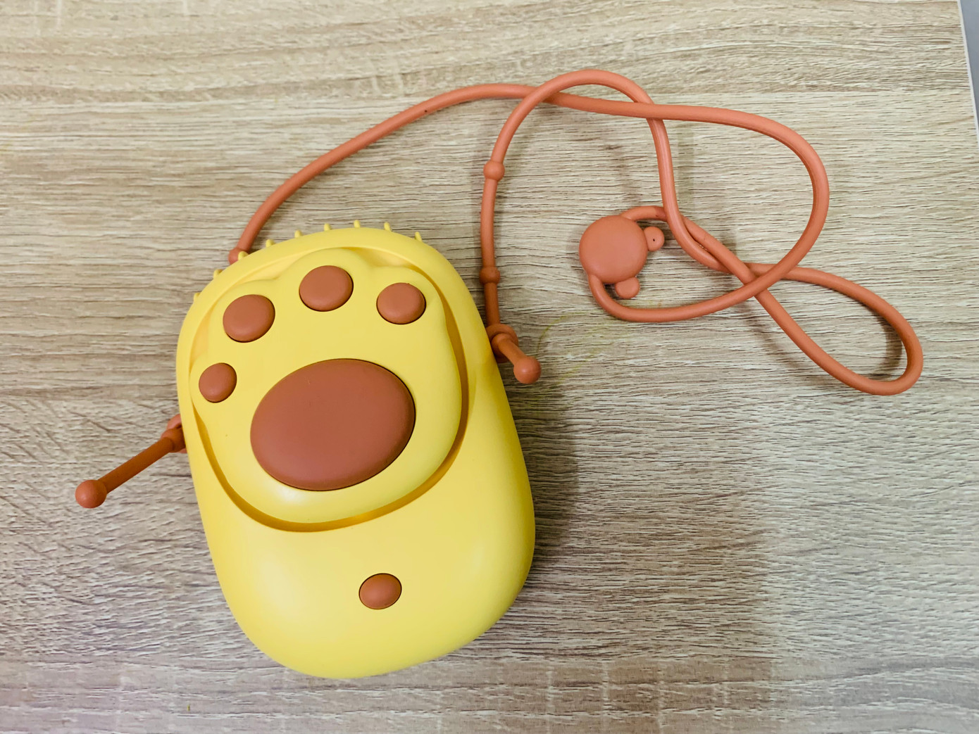 Chiếc quạt mini có dây đeo cổ, giá 169.000 đồng.