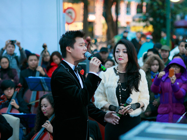 Quang Dũng, Phạm Thu Hà trong chương trình hòa nhạc đường phố Luala Concert