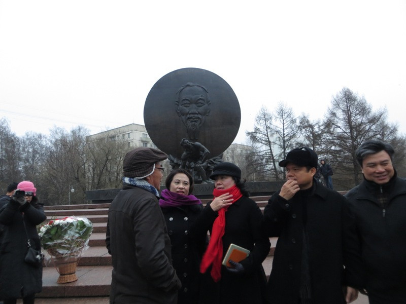 Tụ họp về trước tượng đài Bác