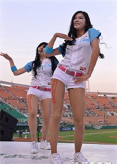 Hai nữ sinh dễ thương trong bộ quần áo bóng chày