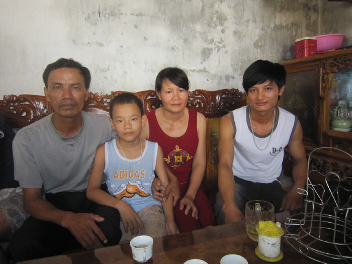 Nguyễn Văn Mạnh (ngoài cùng bên phải) cùng người nhà nạn nhân được anh cứu sống