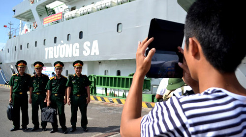 Chiến sĩ hải quân chụp ảnh lưu niệm