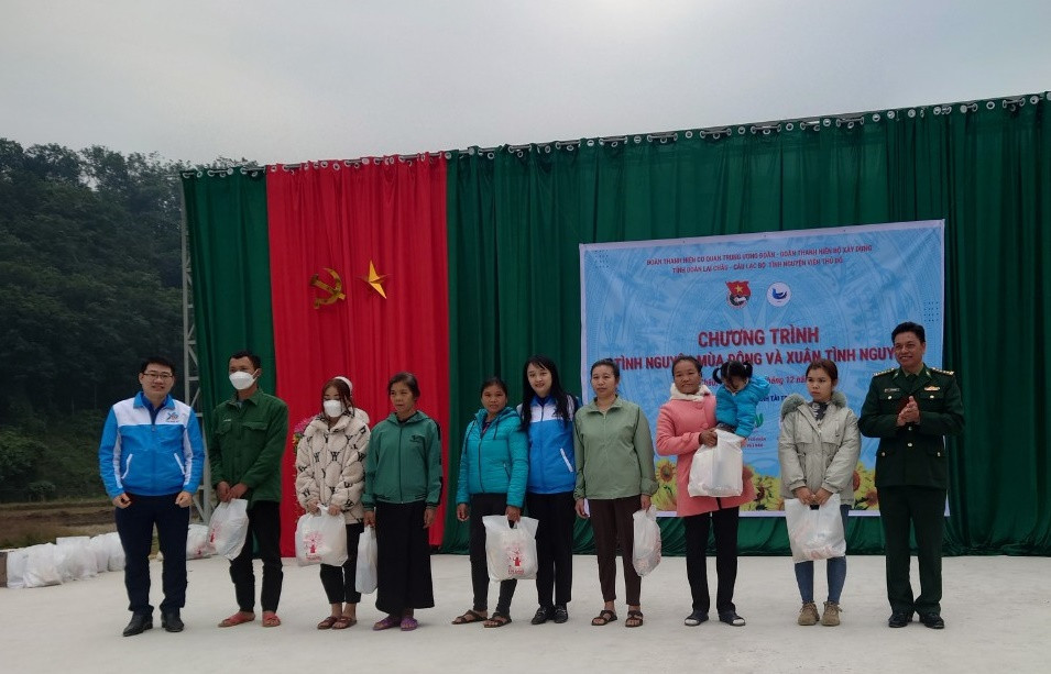 Các tổ chức đoàn còn tặng 5 suất học bổng, 15 chăn cho học sinh, 20 thùng sữa, 100 đôi dép và khánh thành đổ bê tông sân chơi cho học sinh điểm trường Mầm non Hồng Thu Mông (xã Lản Nhì Thàng) với tổng trị giá trên 18 triệu đồng. Các tổ chức đoàn còn tặng 5 suất học bổng, 15 chăn cho học sinh, 20 thùng sữa, 100 đôi dép và khánh thành đổ bê tông sân chơi cho học sinh điểm trường Mầm non Hồng Thu Mông (xã Lản Nhì Thàng) với tổng trị giá trên 18 triệu đồng.