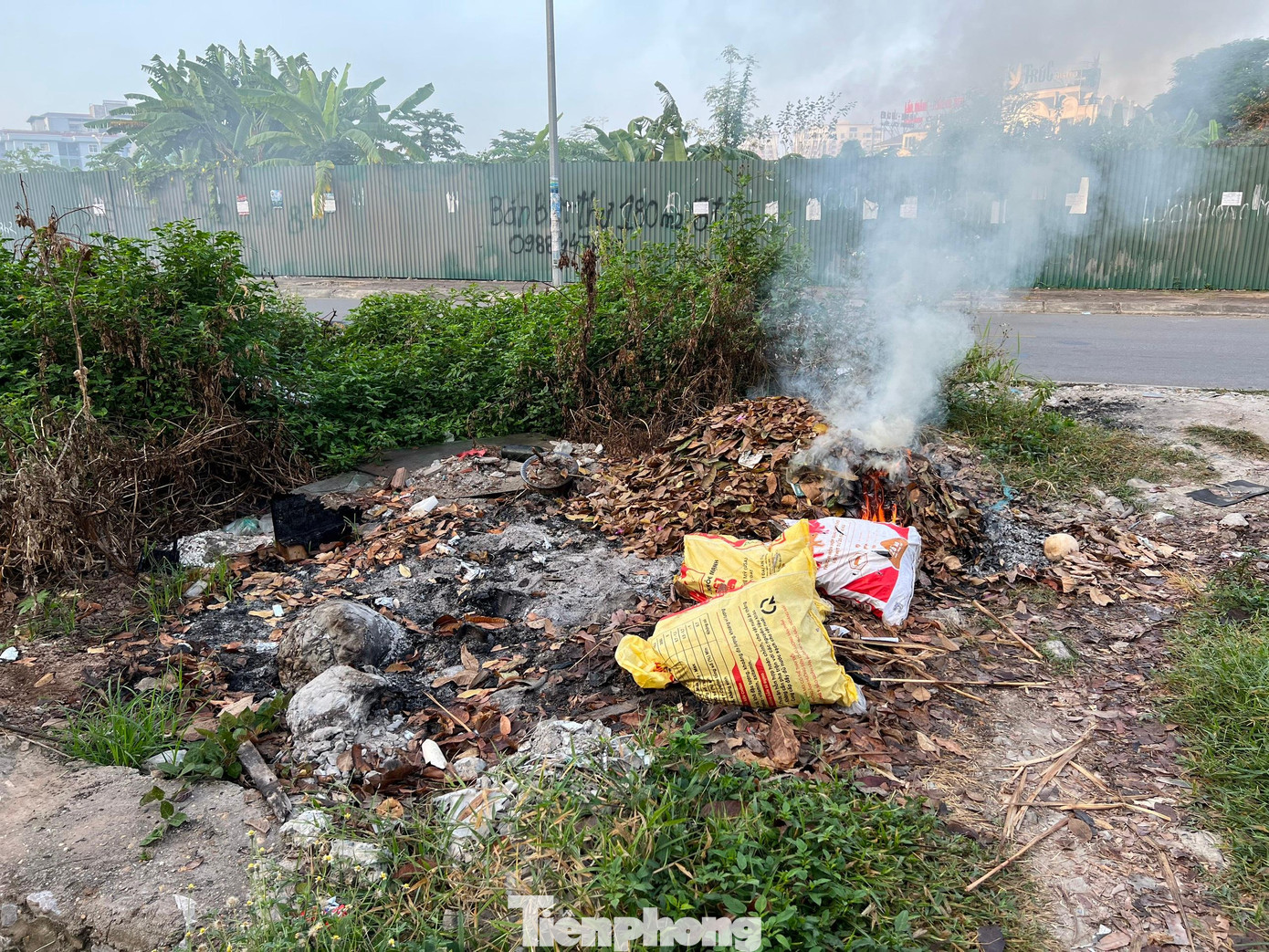 Không chỉ nơi đây, nhiều khi trên đất trống địa bàn Long Biên (cách không xa trụ sở Quận, các phường vẫn xảy ra tình trạng tương tự. Không chỉ nơi đây, nhiều khi trên đất trống địa bàn Long Biên (cách không xa trụ sở Quận, các phường vẫn xảy ra tình trạng tương tự.