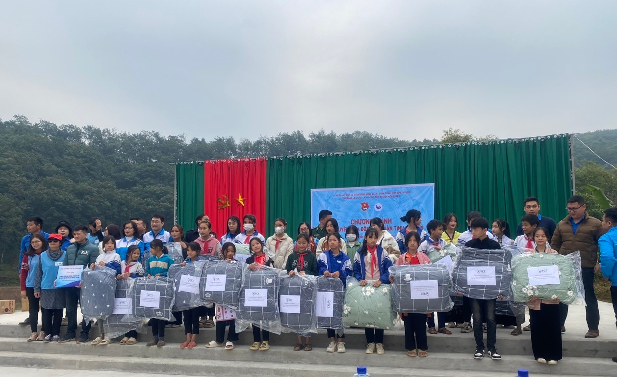 Trong khuôn khổ chương trình, các tổ chức đoàn đã đến thăm, tặng 100 suất quà Tết, 50 chăn ấm, 5 suất học bổng, 160 áo khoác nỉ, 4 tủ sách, 1.500 vở viết và 50 bộ đồ dùng học tập, 30 thùng sữa cho học sinh nghèo vượt khó, trường học và nhân dân trên địa bàn xã Khổng Lào (huyện Phong Thổ, Lai Châu). Trong khuôn khổ chương trình, các tổ chức đoàn đã đến thăm, tặng 100 suất quà Tết, 50 chăn ấm, 5 suất học bổng, 160 áo khoác nỉ, 4 tủ sách, 1.500 vở viết và 50 bộ đồ dùng học tập, 30 thùng sữa cho học sinh nghèo vượt khó, trường học và nhân dân trên địa bàn xã Khổng Lào (huyện Phong Thổ, Lai Châu).