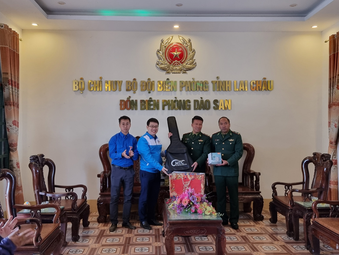 Nhân dịp kỷ niệm 78 năm Ngày thành lập Quân đội nhân dân Việt Nam, Đoàn Thanh niên cơ quan Trung ương Đoàn và các đơn vị phối hợp đến thăm, chúc Tết và tặng quà, giao lưu với các chiến sĩ ở Đồn Biên phòng Dào San, tỉnh Lai Châu. Nhân dịp kỷ niệm 78 năm Ngày thành lập Quân đội nhân dân Việt Nam, Đoàn Thanh niên cơ quan Trung ương Đoàn và các đơn vị phối hợp đến thăm, chúc Tết và tặng quà, giao lưu với các chiến sĩ ở Đồn Biên phòng Dào San, tỉnh Lai Châu.