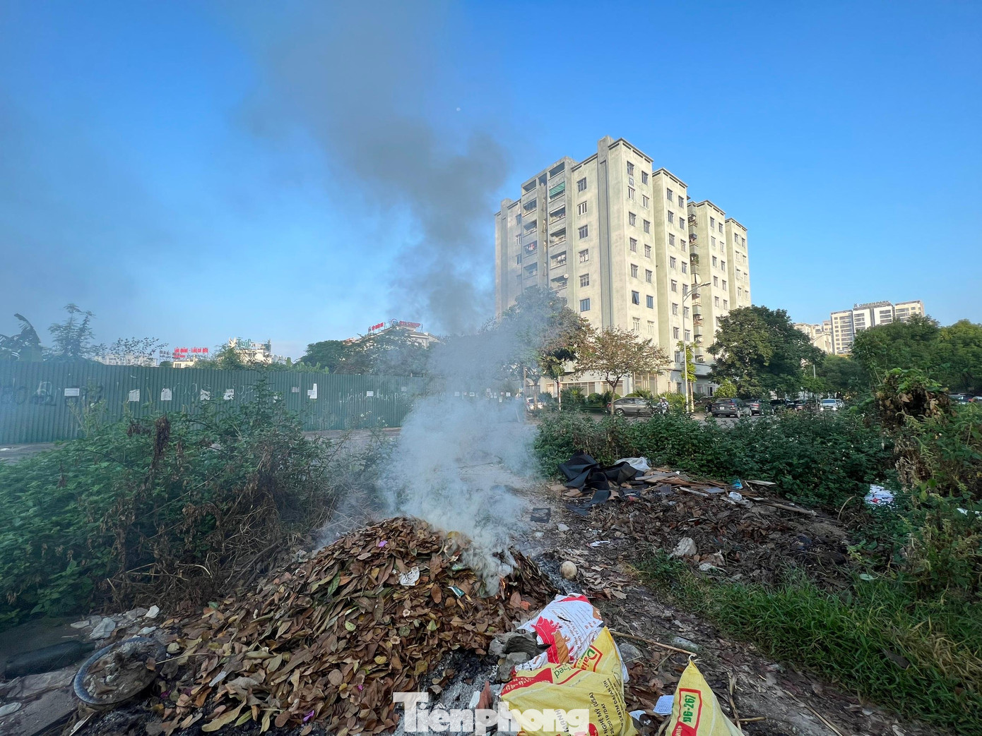 Một đống rác đốt khói cao nghi ngút bao trùm các toà nhà “xanh” có tên như Ecogreen, Green park Một đống rác đốt khói cao nghi ngút bao trùm các toà nhà “xanh” có tên như Ecogreen, Green park