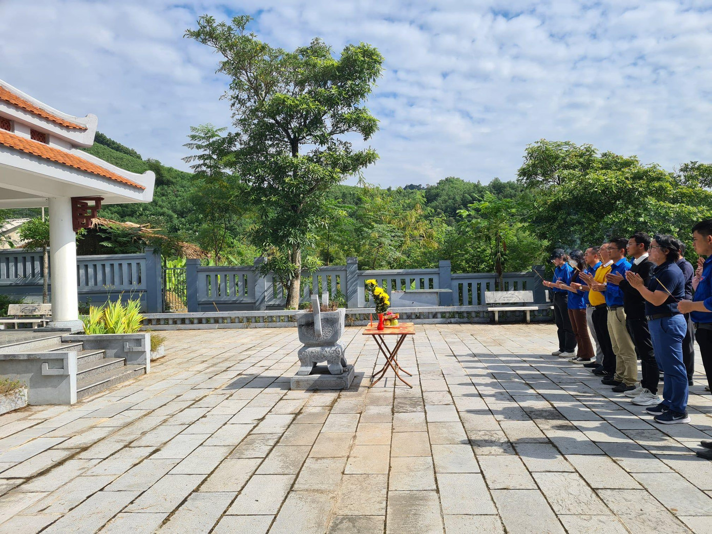 Đoàn phóng viên, cán bộ báo Tiền Phong dâng hương Đoàn phóng viên, cán bộ báo Tiền Phong dâng hương