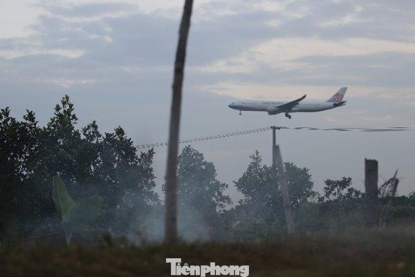 Còn xã Quang Tiến, dù vừa được UBND huyện Sóc Sơn đưa vào danh sách 1 trong 6 xã có tình trạng đốt rơm rạ nhiều nhất trên địa bàn, nhưng ông Lê Xuân Dũng-Chủ tịch UBND xã Quang Tiến vẫn khẳng định, trên địa bàn xã đến nay không còn tình trạng đốt rơm rạ. Còn xã Quang Tiến, dù vừa được UBND huyện Sóc Sơn đưa vào danh sách 1 trong 6 xã có tình trạng đốt rơm rạ nhiều nhất trên địa bàn, nhưng ông Lê Xuân Dũng-Chủ tịch UBND xã Quang Tiến vẫn khẳng định, trên địa bàn xã đến nay không còn tình trạng đốt rơm rạ.