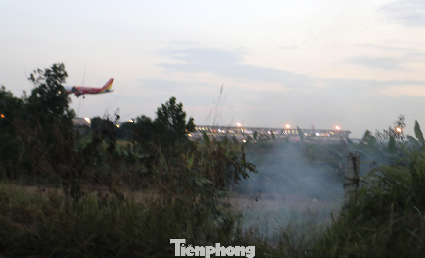 Năm nào Cảng vụ Hàng không miền Bắc đều phải gửi công văn đề nghị huyện Sóc Sơn, và các xã địa bàn lân cận vào cuộc để ngăn chặn tình trạng này, song việc đốt rơm rạ tùy tiện vẫn tái diễn. Năm nào Cảng vụ Hàng không miền Bắc đều phải gửi công văn đề nghị huyện Sóc Sơn, và các xã địa bàn lân cận vào cuộc để ngăn chặn tình trạng này, song việc đốt rơm rạ tùy tiện vẫn tái diễn.