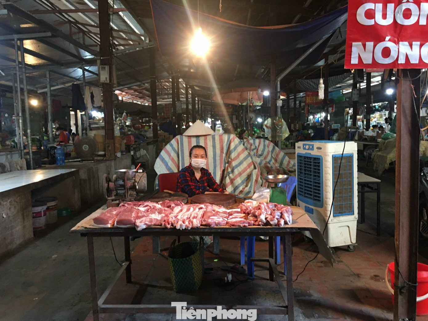 Theo các tiểu thương dù giá thịt lợn giảm nhưng sức mua vẫn rất èo uột Theo các tiểu thương dù giá thịt lợn giảm nhưng sức mua vẫn rất èo uột