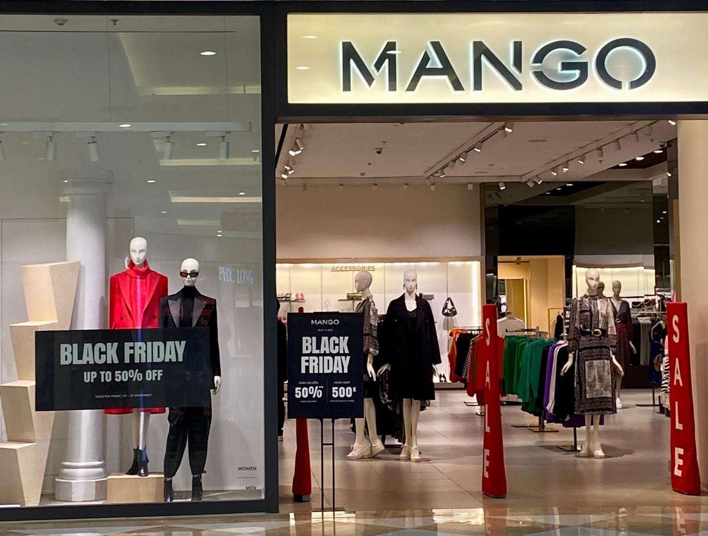 Nhiều cửa hàng giảm giá sâu.