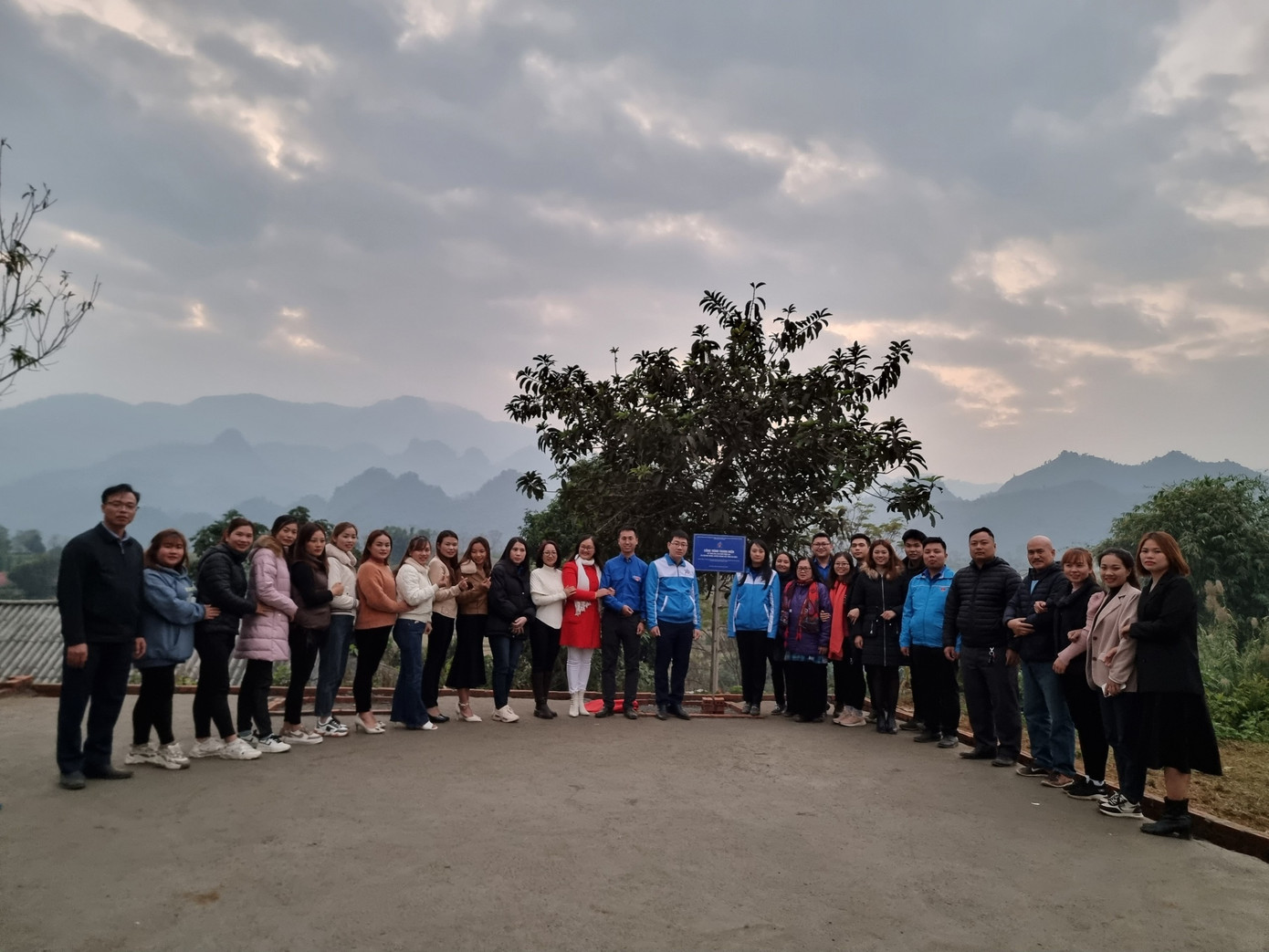 Tham dự hoạt động có đồng chí Nguyễn Thái Hà, Bí thư Đoàn cơ quan Trung ương Đoàn, đồng chí Nguyễn Diệu Linh, Bí thư Đoàn Thanh niên Bộ Xây dựng; đồng chí Vừ Thị Mai Dinh, Phó Bí thư Tỉnh đoàn Lai Châu; đồng chí Lê Công Thành, Phó Chính ủy Bộ Chỉ huy quân sự Bộ đội Biên phòng tỉnh Lai Châu, đồng chí Nguyễn Văn Thanh, Phó Bí thư Thường trực huyện ủy Phong Thổ, tỉnh Lai Châu. Tham dự hoạt động có đồng chí Nguyễn Thái Hà, Bí thư Đoàn cơ quan Trung ương Đoàn, đồng chí Nguyễn Diệu Linh, Bí thư Đoàn Thanh niên Bộ Xây dựng; đồng chí Vừ Thị Mai Dinh, Phó Bí thư Tỉnh đoàn Lai Châu; đồng chí Lê Công Thành, Phó Chính ủy Bộ Chỉ huy quân sự Bộ đội Biên phòng tỉnh Lai Châu, đồng chí Nguyễn Văn Thanh, Phó Bí thư Thường trực huyện ủy Phong Thổ, tỉnh Lai Châu.