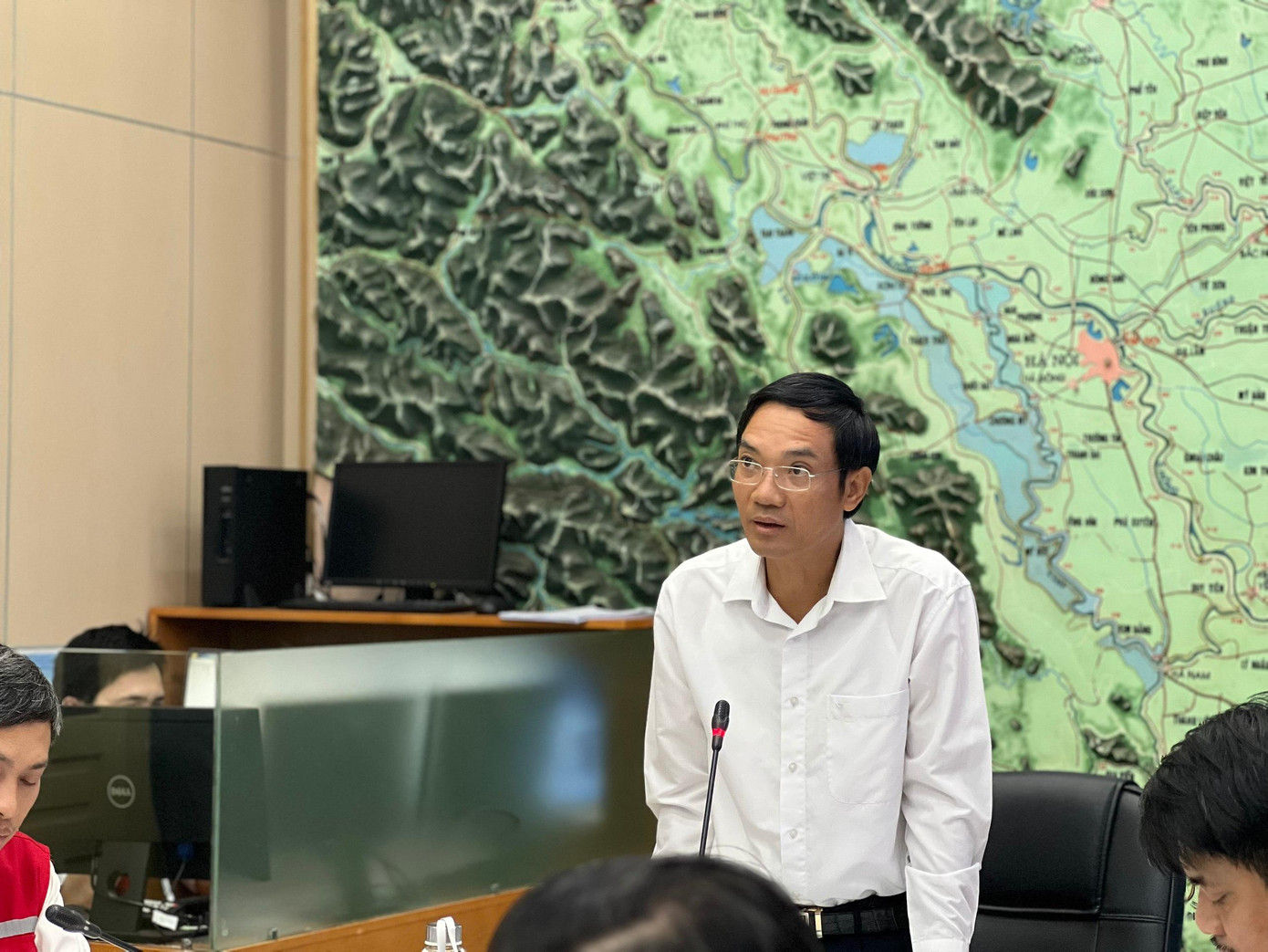 Ông Vũ Xuân Thành, Phó Chánh văn phòng Ban chỉ đạo quốc gia về Phòng, chống thiên tai đề nghị các địa phương, đơn vị theo dõi chặt hướng đi của bão số 6 để chuẩn bị ứng phó