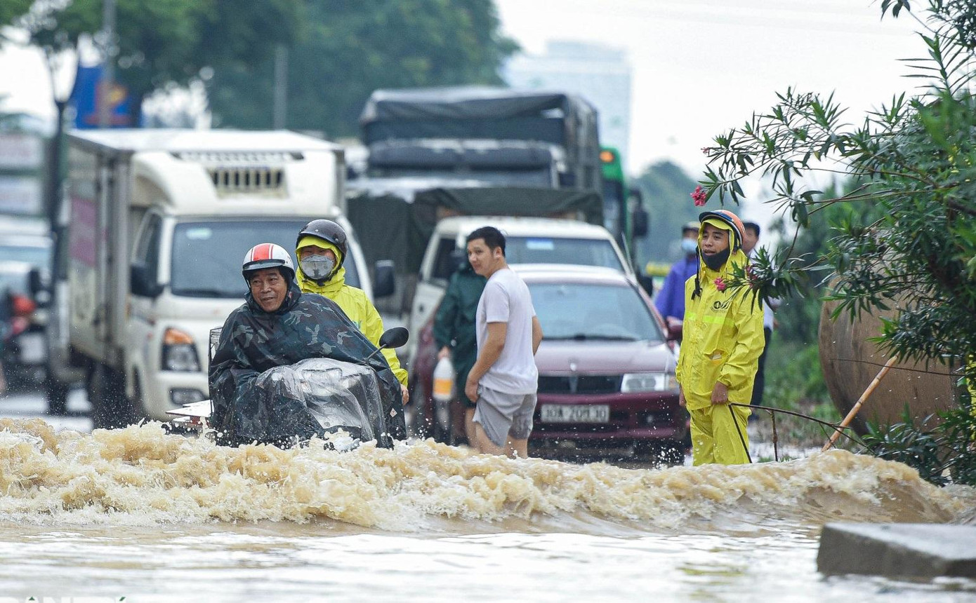 Mưa lớn gây nguy cơ ngập úng tại khu vực trũng thấp Mưa lớn gây nguy cơ ngập úng tại khu vực trũng thấp
