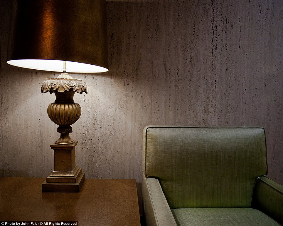 “Nơi này khiến cho tôi nghĩ về một nơi nào đó côi cút, vắng vẻ nhưng nó vẫn tồn tại trong con người”- nhiếp ảnh gia nói về bức tranh chụp này. “Nơi này khiến cho tôi nghĩ về một nơi nào đó côi cút, vắng vẻ nhưng nó vẫn tồn tại trong con người”- nhiếp ảnh gia nói về bức tranh chụp này