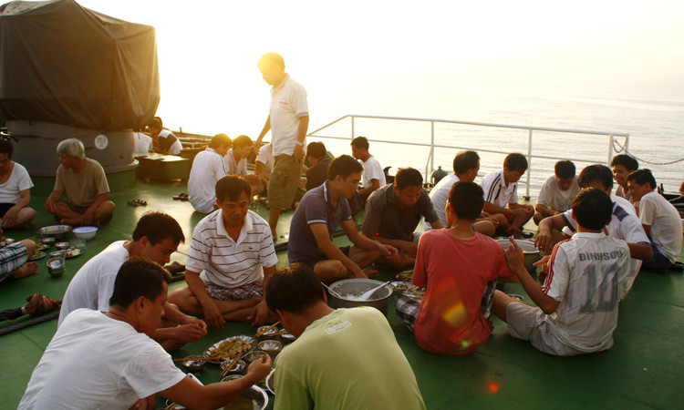 Bữa cơm trên boong tàu của các chiến sĩ tàu CSB 4032 khi hoàng hôn buông xuống giữa Trường Sa thân yêu