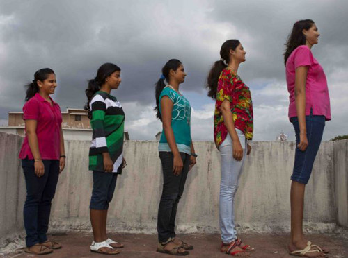 Hai cô con gái của vợ chồng ông Kulkarni (bên phải) có chiều cao vượt trội so với những người bạn cùng trang lứa. 