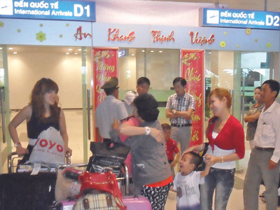 Mừng vui gặp mặt. Ảnh: Hoà Hội