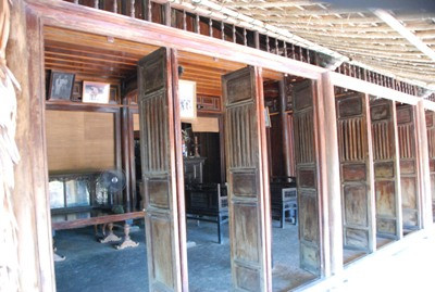 Mặt tiền ngôi nhà, nền nhà bằng đất nện, tủ đứng ban thờ... tất thảy đơn sơ giản dị 