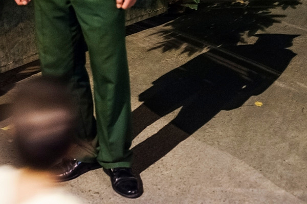 Một đứa trẻ đang đi ngang qua trước cửa nhà của Đại Tướng