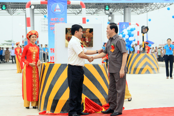 Lãnh đạo Bộ Công an và Bộ GTVT tại buổi lễ thông xe