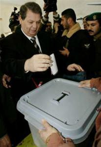 Thủ tướng Palestin Ahmed Qurei tham gia bỏ phiếu tại ngoại ô Jerusalem Ứng cử viên Mahmoud Abbas tham gia bỏ phiếu tại Ramallah thuộc khu Bờ Tây Ứng cử viên Mustafa Barghouti tham gia bỏ phiếu ở khu Bờ Tây Một phụ nữ Palestin bỏ phiếu tại trại tỵ nạnRafah, phía Nam dải Gaza Rauhi Fattouh, thành viên ban giám sát tổ chức bầu cử Palestin tham gia bỏ phiếu tại trại tỵ nạn Rafah Nhiều người dân Palestin đã đến các địa điểm bỏ phiếu từ sáng sớm để tham gia cuộc bỏ phiếu