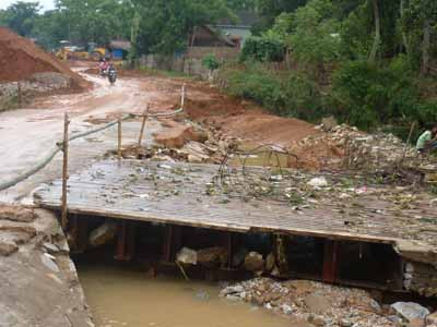 Đường sạt lở vì bão số 2