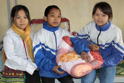 Ba chị em ruột Giàng Thị Phương, Giàng A Thịnh, Giàng Thị Tin , học sinh nội trú Trường THCS Kiên Thành cùng chia sẻ niềm vui