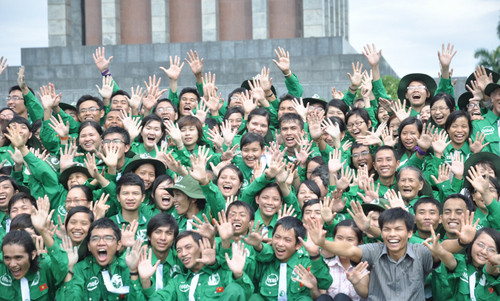 Và chụp ảnh lưu niệm đầy khí thế trước khi lên đường. Sau lễ xuất quân, các tình nguyện viên sẽ đi ô tô vào Vinh và sẽ bắt đầu đi bộ vào ngày 6-7