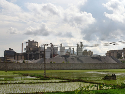 Từ khi có nhiều nhà máy xi măng mọc lên, các thôn xóm ở xã Duy Tân phải sống chung với khói bụi