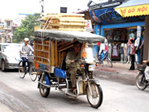Xe lam, xe đạp thồ cũng được huy động vào việc vận chuyển Xe lam, xe đạp thồ cũng được huy động vào việc vận chuyển