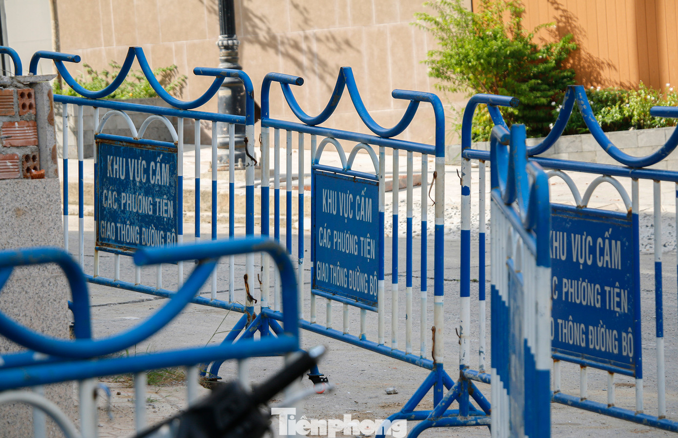 Hàng rào được dựng xung quanh các tòa nhà bị cưỡng chế lần này.