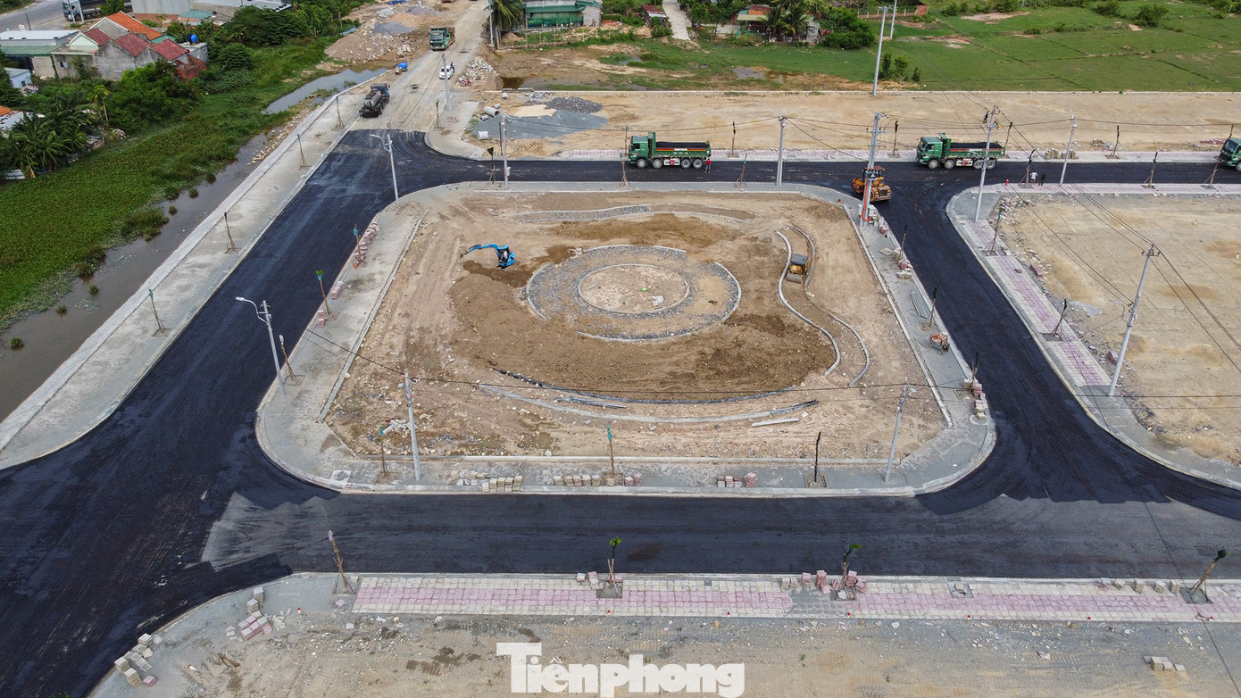 Theo các công nhân, do thời tiết mưa liên tục khiến công tác thi công ngưng trệ. Một lãnh đạo UBND tỉnh Khánh Hòa cho biết đã chỉ đạo các nhà thầu phải hoàn thành khu tái định cư ở thôn Phước Lâm trước ngày 30/9.