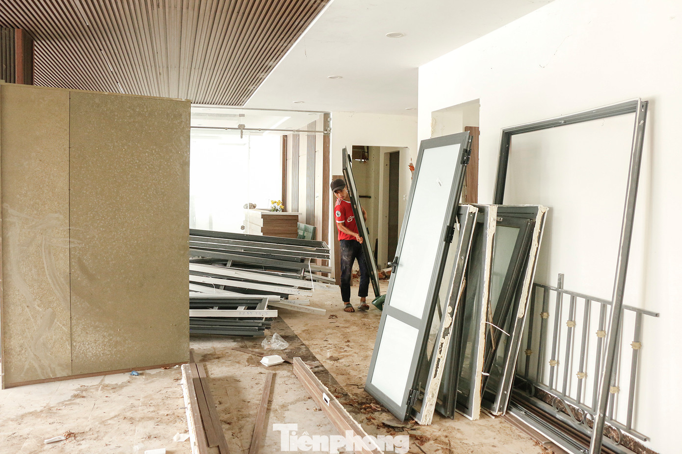 Tuy nhiên, theo UBND phường Vĩnh Trường do thời hạn cho các chủ công trình tự tháo dỡ đã hết, chính quyền buộc phải thực hiện cưỡng chế theo quyết định đã có.