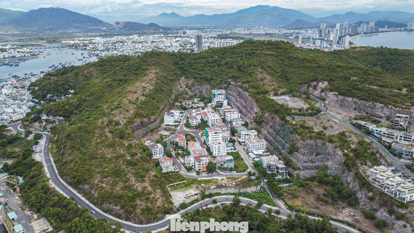 Ngày 12/9, UBND phường Vĩnh Trường, TP Nha Trang tiếp tục thực hiện cưỡng chế, tháo dỡ các công trình vi phạm tại dự án Khu biệt thự cao cấp Ocean View Nha Trang.