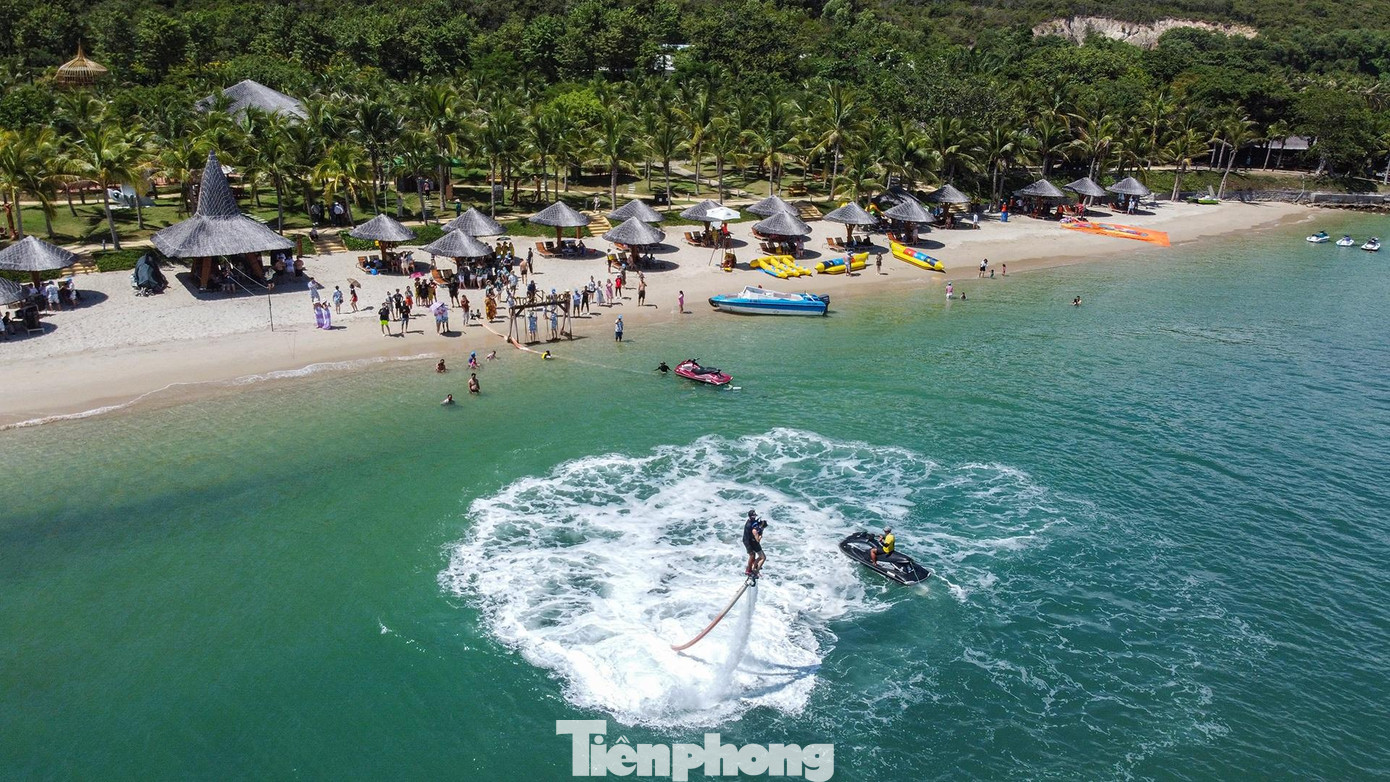 Du lịch biển đảo là thế mạnh nhiều năm nay của ngành du lịch Nha Trang - Khánh Hòa. Du khách chọn tour này sẽ được khám phá các điểm đảo, ngắm san hô, chơi dù lượn cảm giác mạnh, tắm bùn....