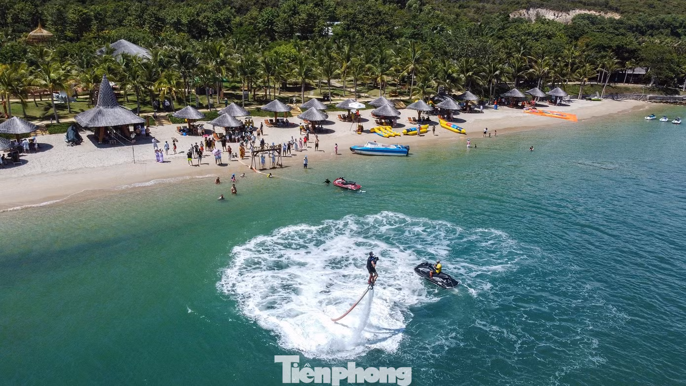 Du lịch biển đảo là thế mạnh nhiều năm nay của ngành du lịch Nha Trang - Khánh Hòa. Du khách chọn tour này sẽ được khám phá các điểm đảo, ngắm san hô, chơi dù lượn cảm giác mạnh, tắm bùn....